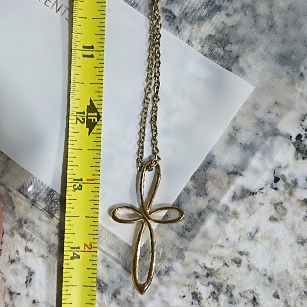Jennifer Lopez cross necklace